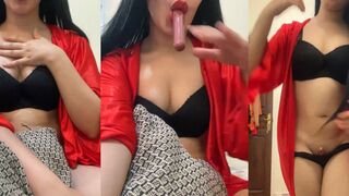 لابسه الروب وتغري جوزها وهي تاكل بشفيفها الساخنه