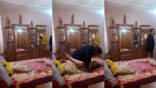 واخد اجازة من الشغل وجاي يعاشر كس بنته المراهقة ماتعرفش حاجة عن الجنس