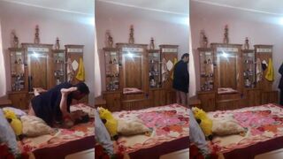 خلص نيك في بنت الصغيرة وقام يمسح زوبره من الحليب وعسلها