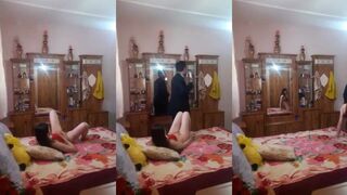 بابا رجع من السفر وبلش لحس في كسي عشان يعوضني عن محني