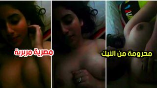 مربرة مصرية محرومة من النيك تلعب في كسها واخوها الخول في الحمام بعمل دوش