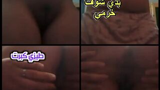 بتحاول تفتح طيزها عشان تشوف خرمها الكبير