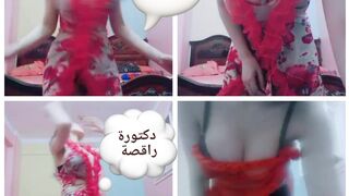 دكتورة مصرية تشعلل الجو بارقص المثير في غرفة نومها